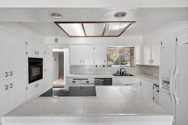 1890 Manchester Drive, Redding, CA 96002