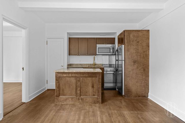 325 W 45th St Apt 1020, New York City, NY 10036