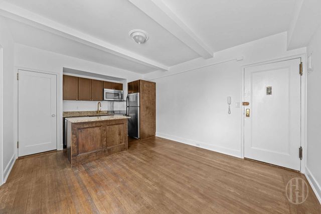 325 W 45th St Apt 1020, New York City, NY 10036