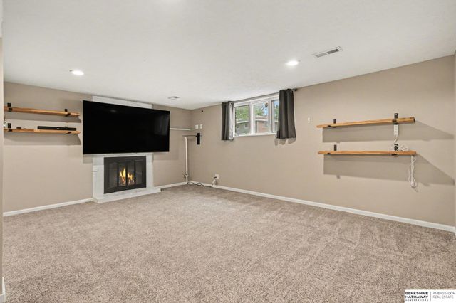 9729 Ogden Circle, Omaha, NE 68134
