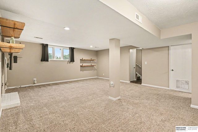 9729 Ogden Circle, Omaha, NE 68134