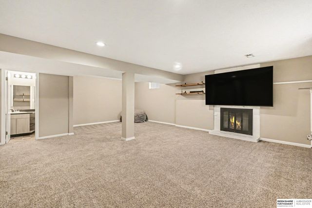 9729 Ogden Circle, Omaha, NE 68134
