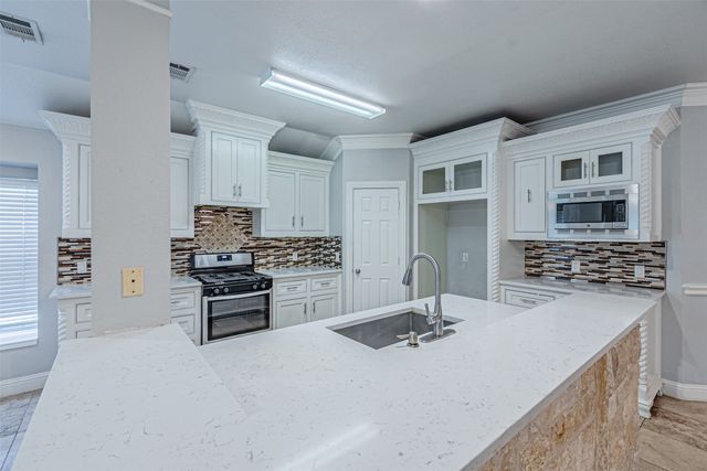 8220 Mossberg Drive, Arlington, TX 76002