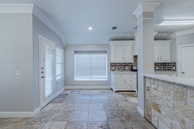 8220 Mossberg Drive, Arlington, TX 76002