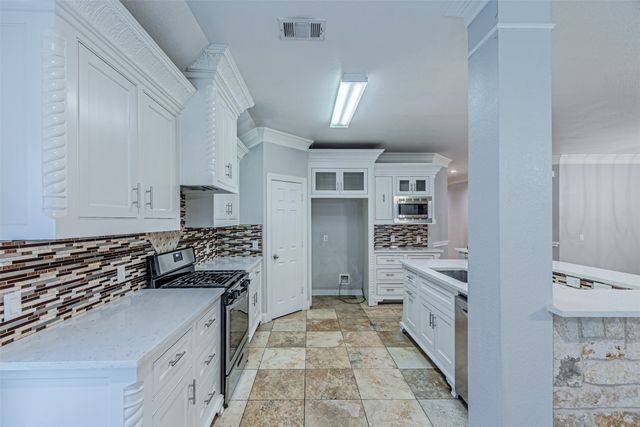 8220 Mossberg Drive, Arlington, TX 76002