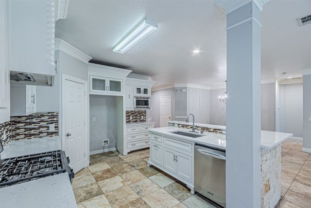 8220 Mossberg Drive, Arlington, TX 76002