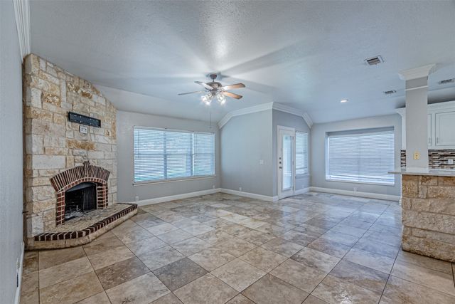 8220 Mossberg Drive, Arlington, TX 76002