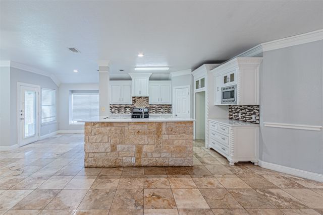 8220 Mossberg Drive, Arlington, TX 76002