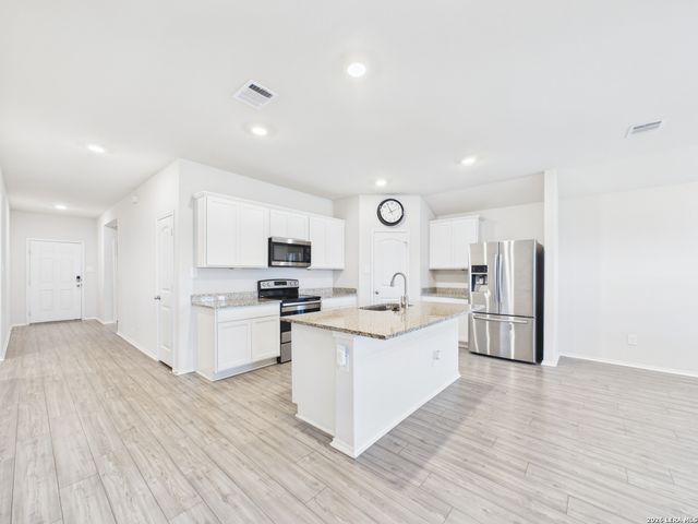208 Ida Loop, Seguin, TX 78155