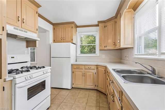 5930 Andrew PL, Newport News, VA 23605