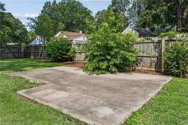 5930 Andrew PL, Newport News, VA 23605