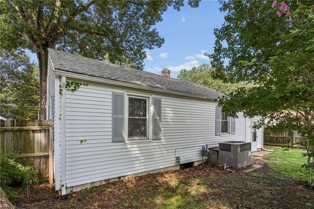 5930 Andrew PL, Newport News, VA 23605