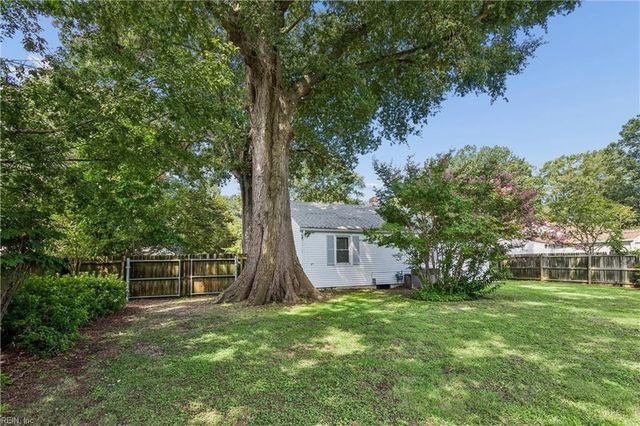 5930 Andrew PL, Newport News, VA 23605