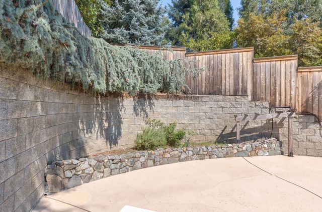 2034 NW Sarum Circle, Grants Pass, OR 97526