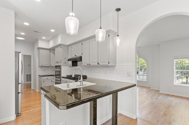 2034 NW Sarum Circle, Grants Pass, OR 97526