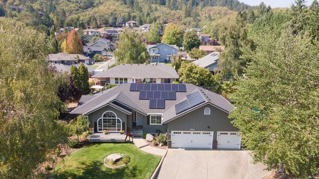 2034 NW Sarum Circle, Grants Pass, OR 97526