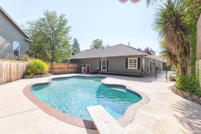 2034 NW Sarum Circle, Grants Pass, OR 97526