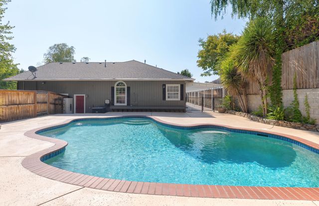 2034 NW Sarum Circle, Grants Pass, OR 97526