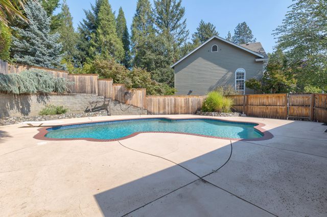 2034 NW Sarum Circle, Grants Pass, OR 97526