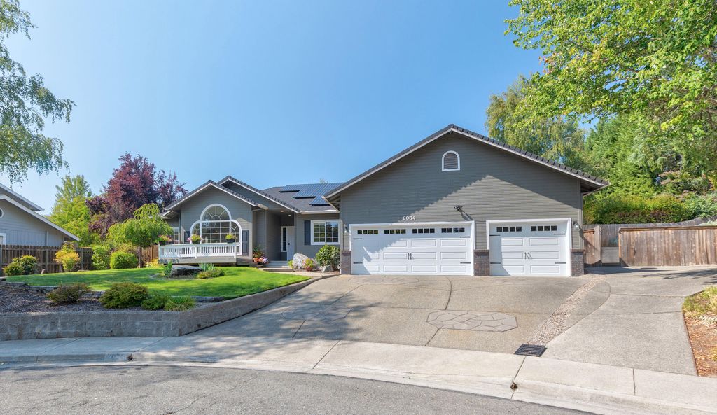2034 NW Sarum Circle, Grants Pass, OR 97526