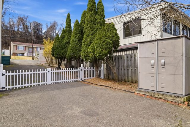 5167 Janie Dr, Baldwin Boro, PA 15227