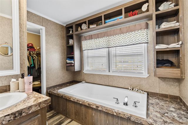 77 Twin Creek Drive, Huntsville, TX 77320