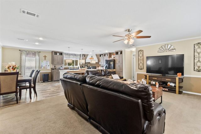 77 Twin Creek Drive, Huntsville, TX 77320