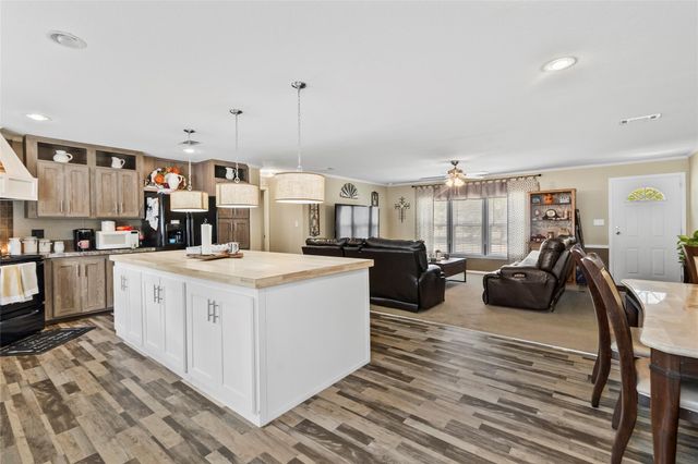 77 Twin Creek Drive, Huntsville, TX 77320