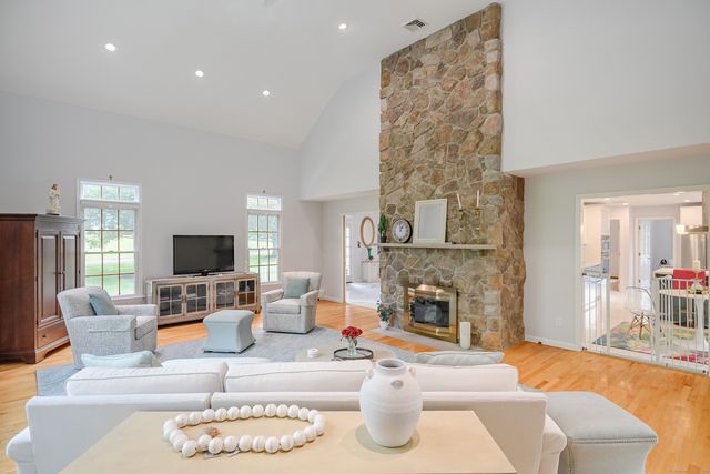 20 Laura Drive, Danbury, CT 06811