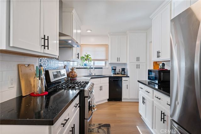 10725 S 8th Avenue, Inglewood, CA 90303