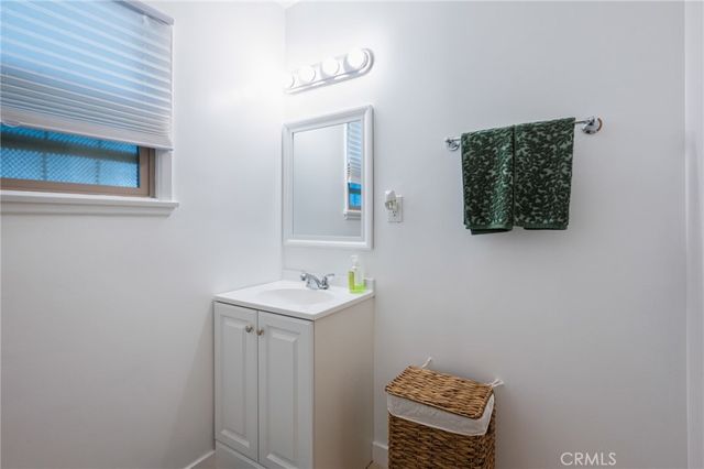 10725 S 8th Avenue, Inglewood, CA 90303