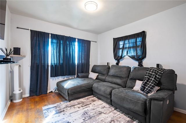 10725 S 8th Avenue, Inglewood, CA 90303