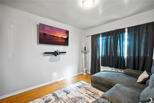 10725 S 8th Avenue, Inglewood, CA 90303