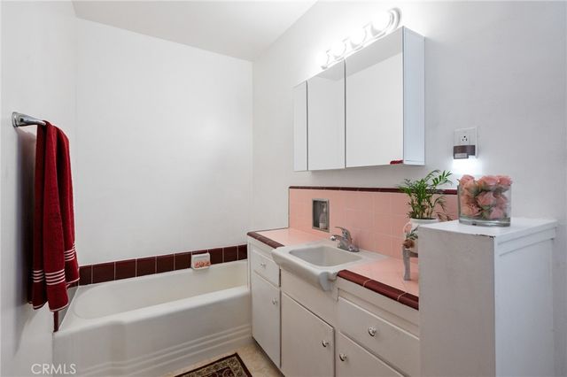 10725 S 8th Avenue, Inglewood, CA 90303