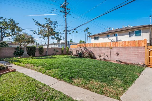 10725 S 8th Avenue, Inglewood, CA 90303