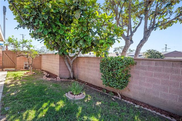 10725 S 8th Avenue, Inglewood, CA 90303