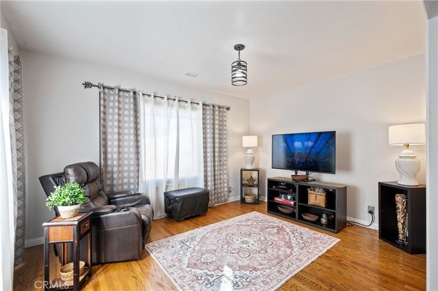 10725 S 8th Avenue, Inglewood, CA 90303