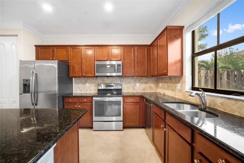 Image 12 of property listing at 9627 Town Parc Circle, Parkland, FL 33076