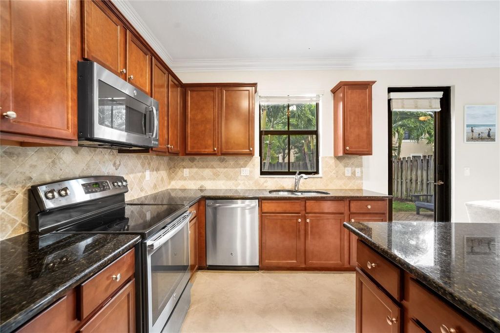 Image 13 of property listing at 9627 Town Parc Circle, Parkland, FL 33076