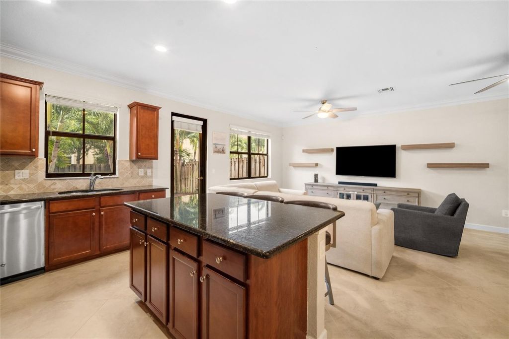 Image 14 of property listing at 9627 Town Parc Circle, Parkland, FL 33076