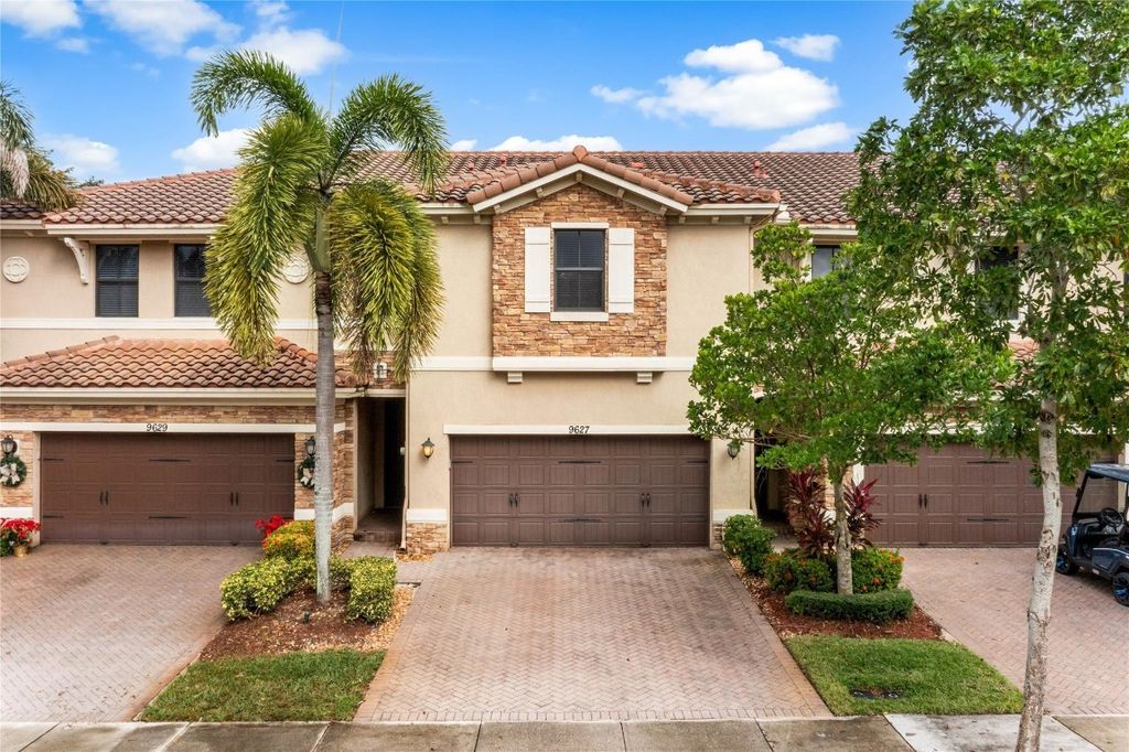 Image 4 of property listing at 9627 Town Parc Circle, Parkland, FL 33076