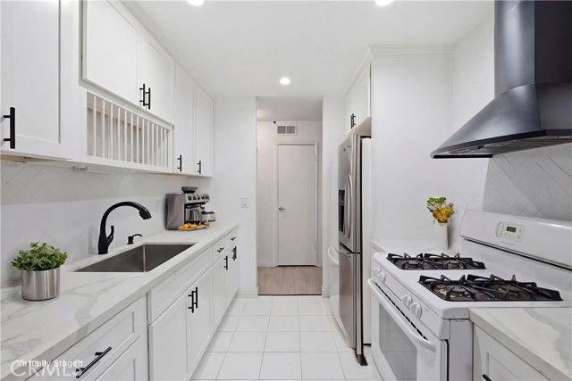 700 W La Veta C7, Orange, CA 92868