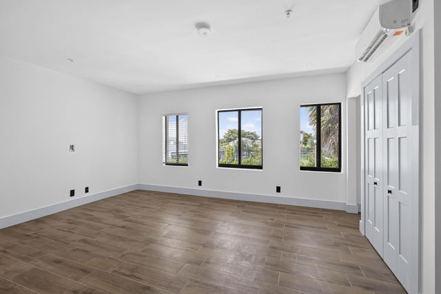 2032 N Dixie Highway 11, West Palm Beach, FL 33407