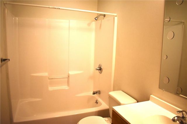 11789 Ridgeway Drive, St Joseph, MO 64505