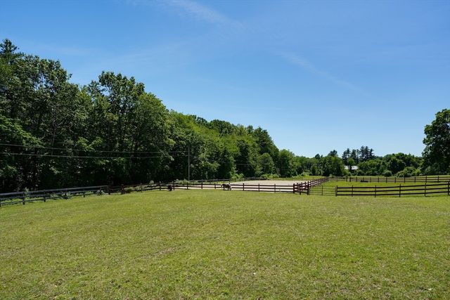 75 South Rd, Pepperell, MA 01463