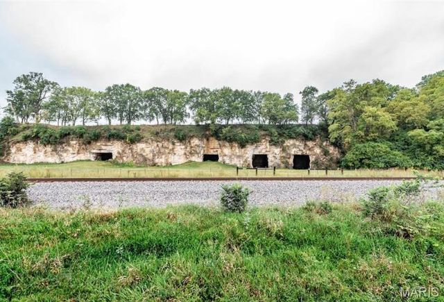 2662 N Hwy 79, Elsberry, MO 63343