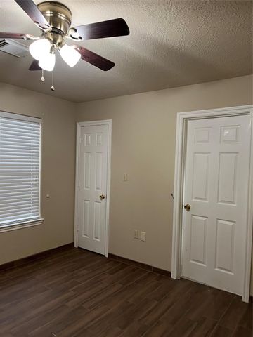 321 B Holiday Street B, Tomball, TX 77375