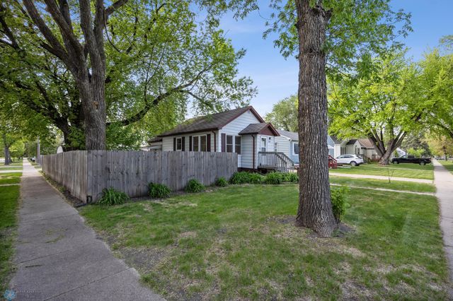 1402 11th Street N, Fargo, ND 58102
