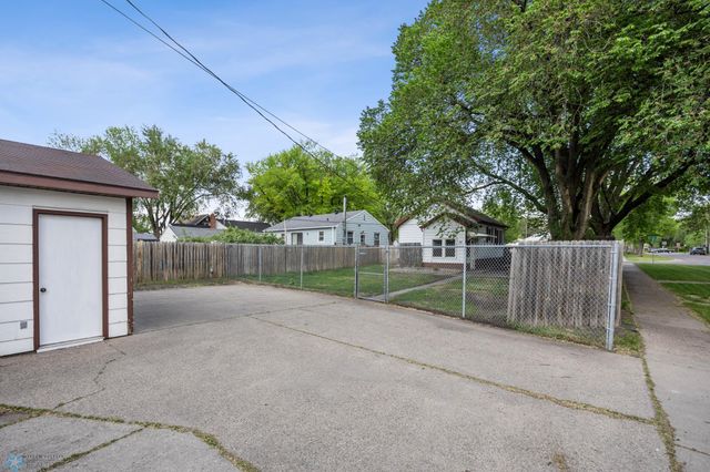 1402 11th Street N, Fargo, ND 58102