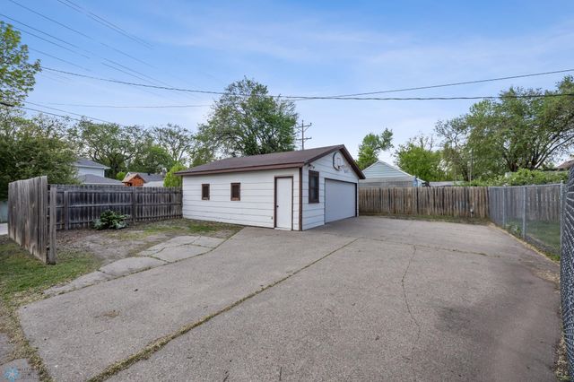 1402 11th Street N, Fargo, ND 58102